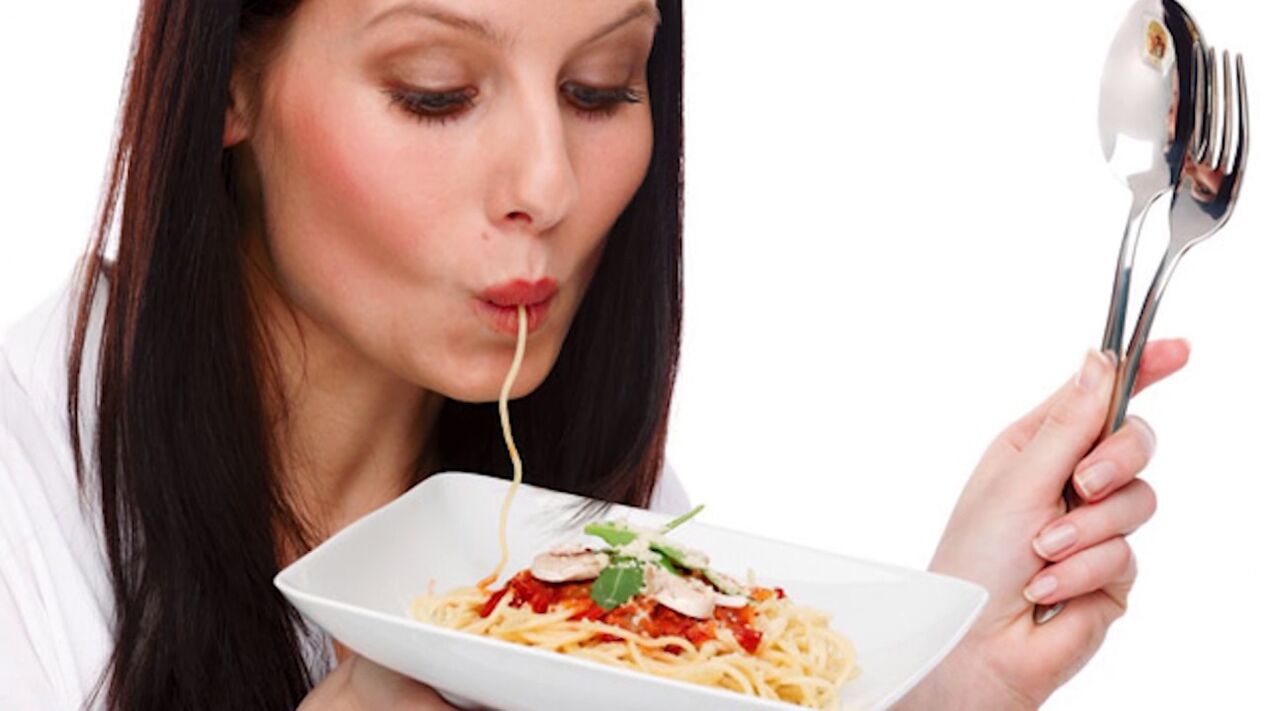 woman eating spaghetti for weight loss