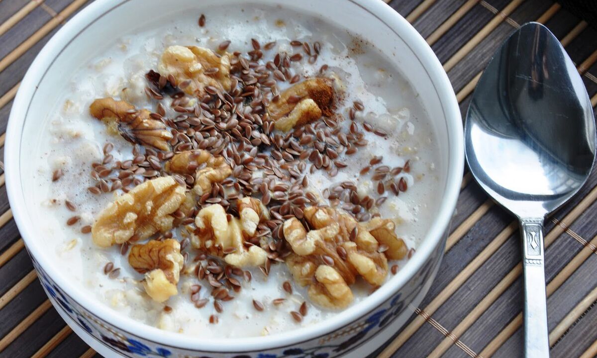 Flaxseed porridge with milk - a healthy breakfast for people who lose weight