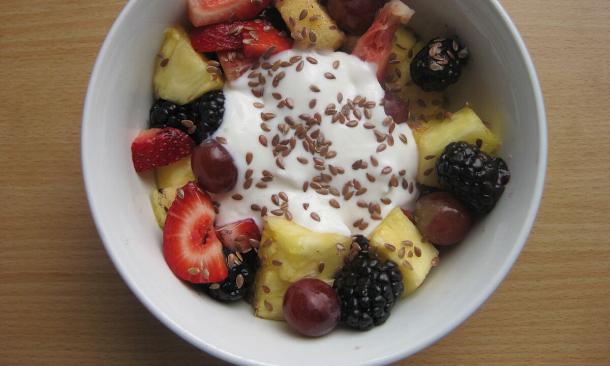 Linseed fruit salad for a healthy diet